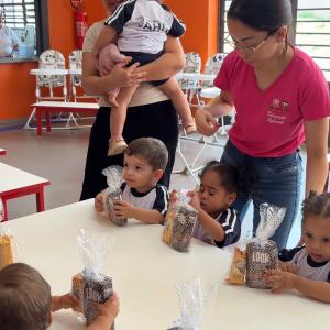 Imagem da notícia PREFEITURA SERVE MERENDA ESPECIAL EM COMEMORAÇÃO AO 'DIA DAS CRIANÇAS'