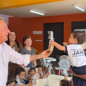 Imagem da notícia PREFEITURA SERVE MERENDA ESPECIAL EM COMEMORAÇÃO AO 'DIA DAS CRIANÇAS'