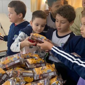 Imagem da notícia PREFEITURA SERVE MERENDA ESPECIAL EM COMEMORAÇÃO AO 'DIA DAS CRIANÇAS'