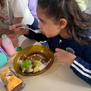 Imagem da notícia PREFEITURA SERVE MERENDA ESPECIAL EM COMEMORAÇÃO AO 'DIA DAS CRIANÇAS'