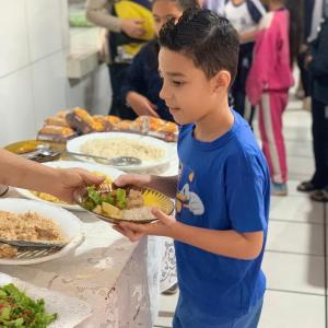 Imagem da notícia PREFEITURA SERVE MERENDA ESPECIAL EM COMEMORAÇÃO AO 'DIA DAS CRIANÇAS'