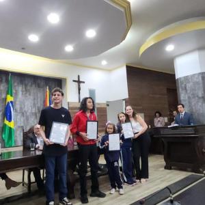 Imagem da notícia PRÊMIO “ALUNO NOTA 10”: ESTUDANTES DA REDE PÚBLICA DE ENSINO EM DESTAQUE