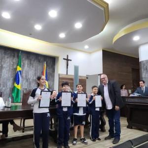 Imagem da notícia PRÊMIO “ALUNO NOTA 10”: ESTUDANTES DA REDE PÚBLICA DE ENSINO EM DESTAQUE