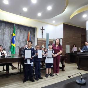 Imagem da notícia PRÊMIO “ALUNO NOTA 10”: ESTUDANTES DA REDE PÚBLICA DE ENSINO EM DESTAQUE
