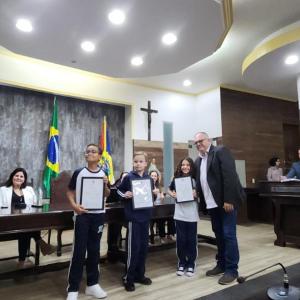 Imagem da notícia PRÊMIO “ALUNO NOTA 10”: ESTUDANTES DA REDE PÚBLICA DE ENSINO EM DESTAQUE