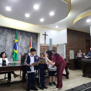 Imagem da notícia PRÊMIO “ALUNO NOTA 10”: ESTUDANTES DA REDE PÚBLICA DE ENSINO EM DESTAQUE