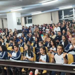 Imagem da notícia PRÊMIO “ALUNO NOTA 10”: ESTUDANTES DA REDE PÚBLICA DE ENSINO EM DESTAQUE