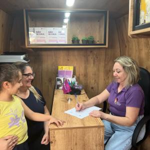 Imagem da notícia AÇÃO ITINERANTE LEVA ATENDIMENTO E ORIENTAÇÃO ÀS MULHERES 