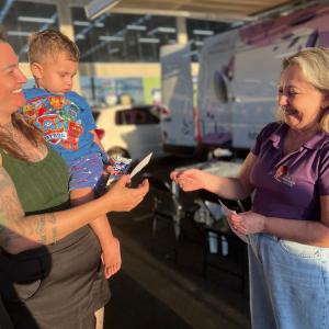 Imagem da notícia AÇÃO ITINERANTE LEVA ATENDIMENTO E ORIENTAÇÃO ÀS MULHERES 