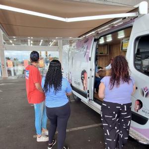 Imagem da notícia AÇÃO ITINERANTE LEVA ATENDIMENTO E ORIENTAÇÃO ÀS MULHERES 