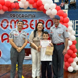 Imagem da notícia  ‘PROGRAMA BOMBEIRO NA ESCOLA’ FORMA ALUNOS DE MAIS OITO ESCOLAS