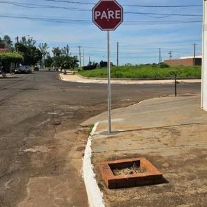 Imagem da notícia POTUNDUVA: PREFEITURA COMEÇA IMPLANTAÇÃO DE SINALIZAÇÃO VERTICAL NO RESIDENCIAL PEDRO JULIAN