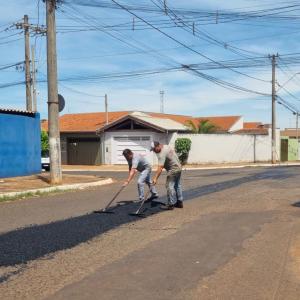 Imagem da notícia  POTUNDUVA RECEBE OPERAÇÃO TAPA-BURACO NOS PONTOS MAIS CRÍTICOS