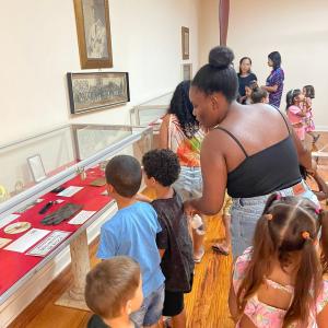 Imagem da notícia CRIANÇAS DO JARDIM MARIA LUIZA IV VISITAM O MUSEU MUNICIPAL