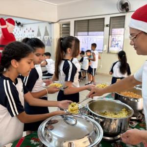 Imagem da notícia PREFEITURA ENTREGA PANETONES DE CHOCOLATE A TODOS OS ALUNOS DA REDE MUNICIPAL