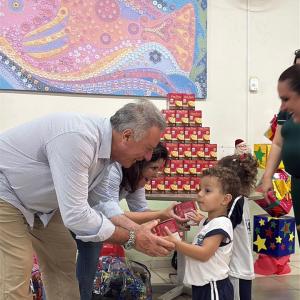 Imagem da notícia PREFEITURA ENTREGA PANETONES DE CHOCOLATE A TODOS OS ALUNOS DA REDE MUNICIPAL