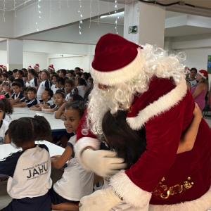 Imagem da notícia PREFEITURA ENTREGA PANETONES DE CHOCOLATE A TODOS OS ALUNOS DA REDE MUNICIPAL