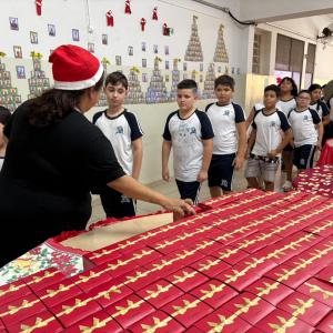 Imagem da notícia PREFEITURA ENTREGA PANETONES DE CHOCOLATE A TODOS OS ALUNOS DA REDE MUNICIPAL