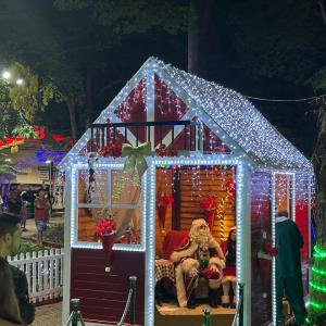 Imagem da notícia “MAGIA DE NATAL” - PAPAI NOEL CHEGA ILUMINANDO O JARDIM DE BAIXO