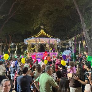 Imagem da notícia “MAGIA DE NATAL” - PAPAI NOEL CHEGA ILUMINANDO O JARDIM DE BAIXO