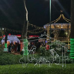 Imagem da notícia “MAGIA DE NATAL” - PAPAI NOEL CHEGA ILUMINANDO O JARDIM DE BAIXO