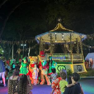Imagem da notícia “MAGIA DE NATAL” - PAPAI NOEL CHEGA ILUMINANDO O JARDIM DE BAIXO