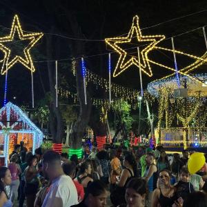 Imagem da notícia “MAGIA DE NATAL” - PAPAI NOEL CHEGA ILUMINANDO O JARDIM DE BAIXO