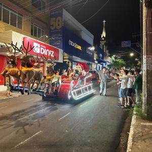 Imagem da notícia “MAGIA DE NATAL” - PAPAI NOEL CHEGA ILUMINANDO O JARDIM DE BAIXO