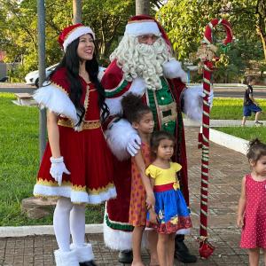 Imagem da notícia “MAGIA DE NATAL” - PAPAI NOEL CHEGA ILUMINANDO O JARDIM DE BAIXO