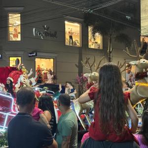 Imagem da notícia “MAGIA DE NATAL” - PAPAI NOEL CHEGA ILUMINANDO O JARDIM DE BAIXO