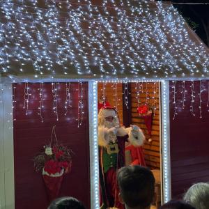 Imagem da notícia “MAGIA DE NATAL” - PAPAI NOEL CHEGA ILUMINANDO O JARDIM DE BAIXO