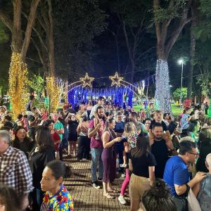 Imagem da notícia “MAGIA DE NATAL” - PAPAI NOEL CHEGA ILUMINANDO O JARDIM DE BAIXO