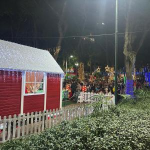 Imagem da notícia “MAGIA DE NATAL” - PAPAI NOEL CHEGA ILUMINANDO O JARDIM DE BAIXO