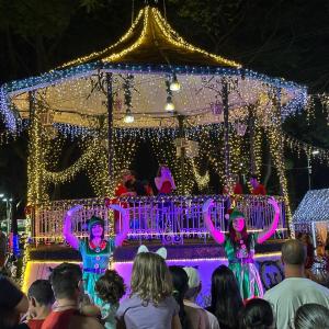Imagem da notícia “MAGIA DE NATAL” - PAPAI NOEL CHEGA ILUMINANDO O JARDIM DE BAIXO