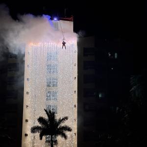 Imagem da notícia PAPAI NOEL DESCE DE TIROLESA NO PARQUE DO RIO JAÚ