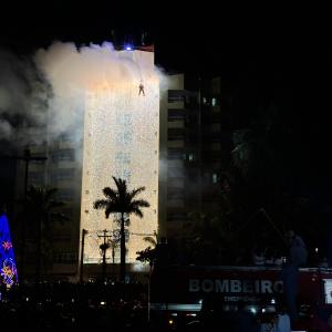 Imagem da notícia PAPAI NOEL DESCE DE TIROLESA NO PARQUE DO RIO JAÚ