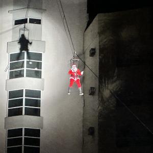 Imagem da notícia PAPAI NOEL DESCE DE TIROLESA NO PARQUE DO RIO JAÚ