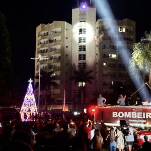 Imagem da notícia PAPAI NOEL DESCE DE TIROLESA NO PARQUE DO RIO JAÚ