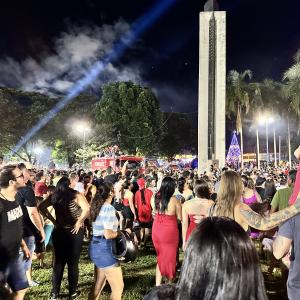 Imagem da notícia PAPAI NOEL DESCE DE TIROLESA NO PARQUE DO RIO JAÚ