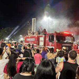 Imagem da notícia PAPAI NOEL DESCE DE TIROLESA NO PARQUE DO RIO JAÚ