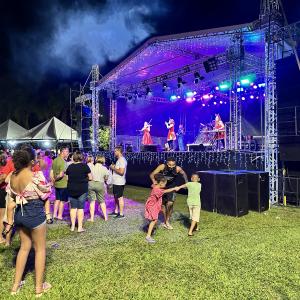 Imagem da notícia PAPAI NOEL DESCE DE TIROLESA NO PARQUE DO RIO JAÚ