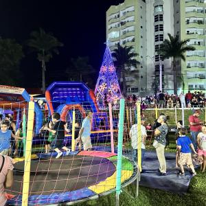 Imagem da notícia PAPAI NOEL DESCE DE TIROLESA NO PARQUE DO RIO JAÚ