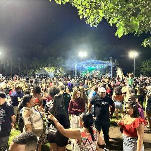 Imagem da notícia PAPAI NOEL DESCE DE TIROLESA NO PARQUE DO RIO JAÚ