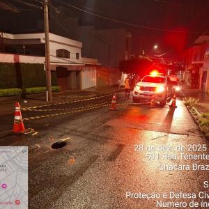Imagem da notícia QUARTEIRÃO DA RUA OROZIMBO LOUREIRO É INTERDITADO APÓS ABERTURA DE BURACO NO ASFALTO