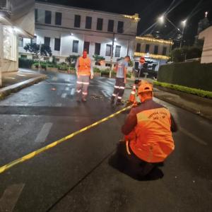 Imagem da notícia QUARTEIRÃO DA RUA OROZIMBO LOUREIRO É INTERDITADO APÓS ABERTURA DE BURACO NO ASFALTO