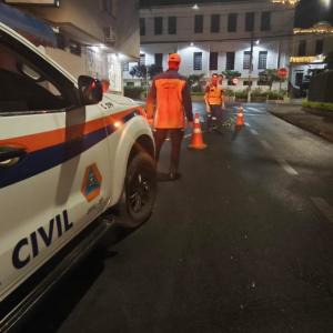 Imagem da notícia QUARTEIRÃO DA RUA OROZIMBO LOUREIRO É INTERDITADO APÓS ABERTURA DE BURACO NO ASFALTO