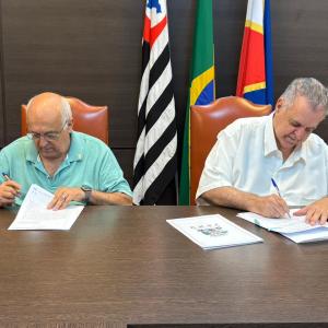 Imagem da notícia PREFEITURA E APAE ASSINAM CONVÊNIO PARA AMPLIAR ATENDIMENTOS A PESSOAS COM DEFICIÊNCIA E TEA