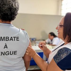 Imagem da notícia AGENTES DE COMBATE ÀS ENDEMIAS SÃO VACINADOS CONTRA A DENGUE