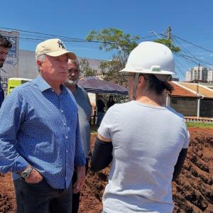 Imagem da notícia PREFEITURA ACOMPANHA OBRAS CONTRA ENTUPIMENTO QUE AFETAVA LAGO DO SILVÉRIO