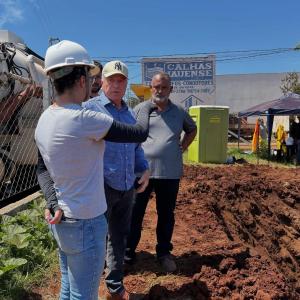 Imagem da notícia PREFEITURA ACOMPANHA OBRAS CONTRA ENTUPIMENTO QUE AFETAVA LAGO DO SILVÉRIO
